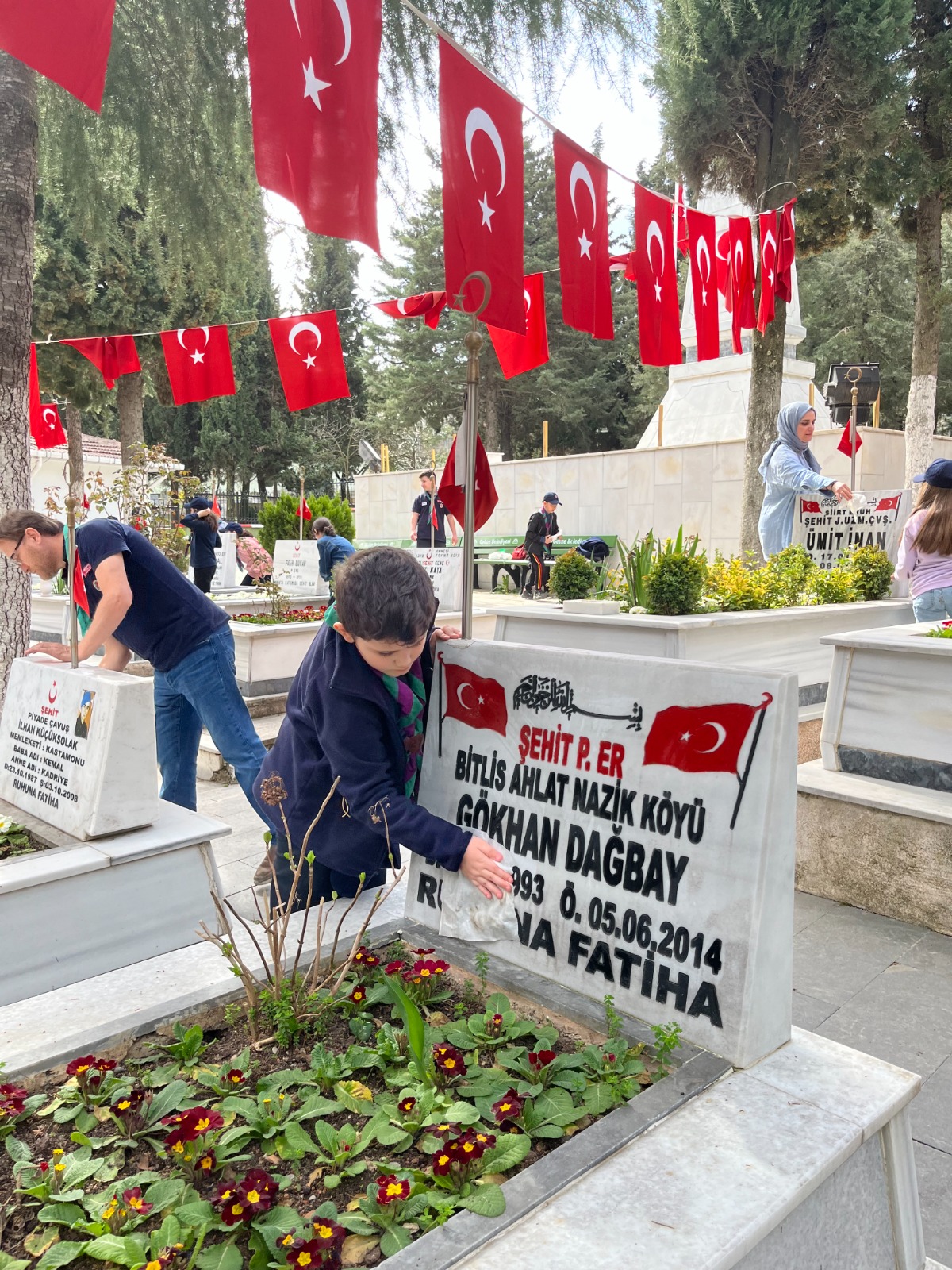 İLKÇEV izcileri Gebze Sehitliği’ni ziyaret etti.